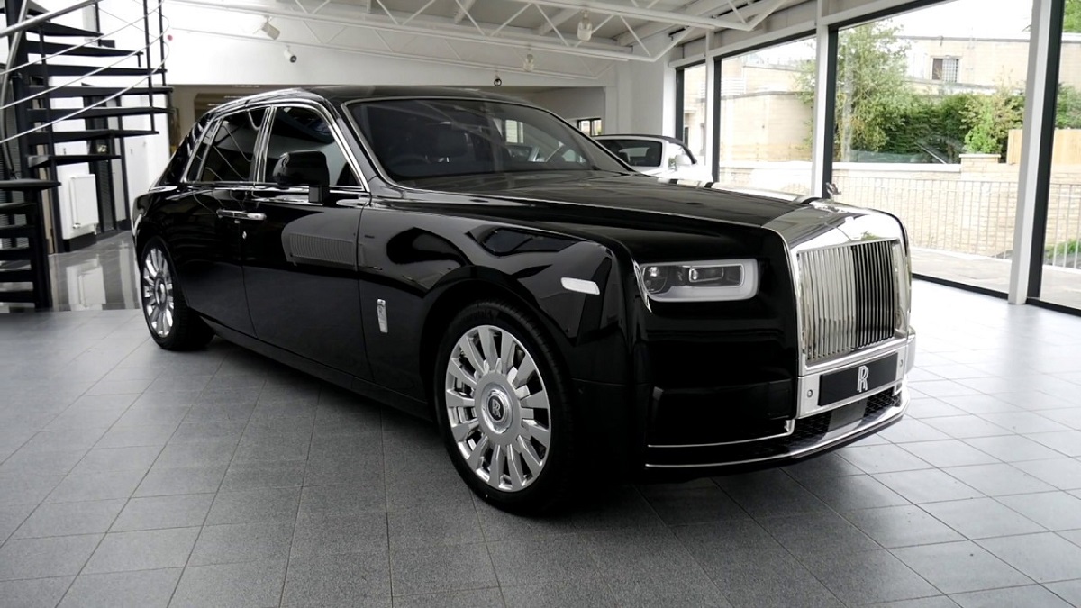 Rolls Royce Phantom VIII Tượng đài của làng siêu xe th giới