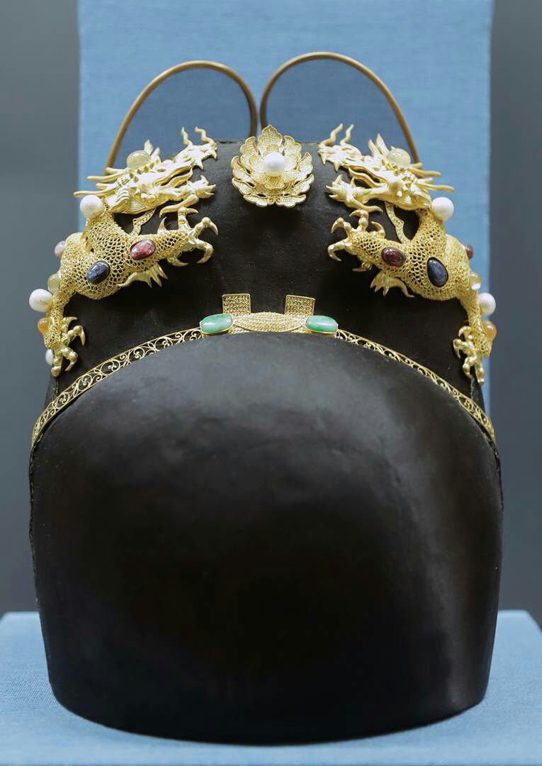 Cổn Miện vương miện và áo bào đen cùng đồ phụ kiện dành cho Hoàng đ Hoàng Thái tử và Hoàng Thái tôn trong những dịp đại lễ